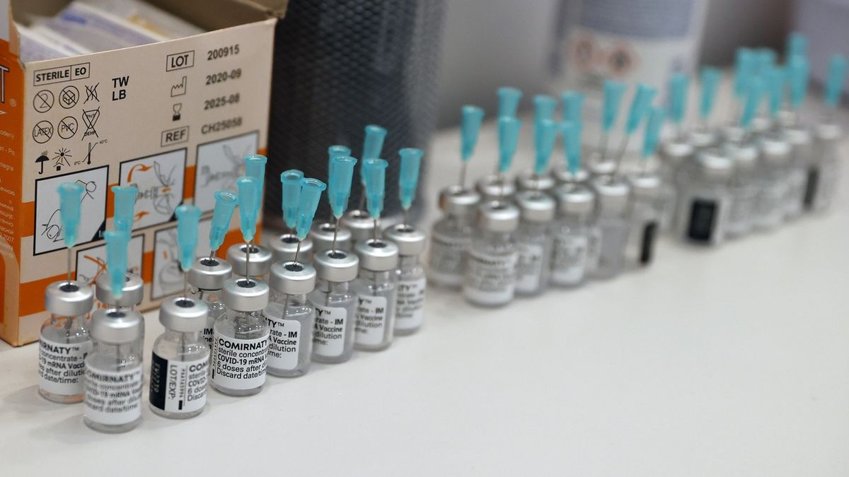 K očkování proti covidu-19 se mohou od půlnoci registrovat lidé starší 40 let
